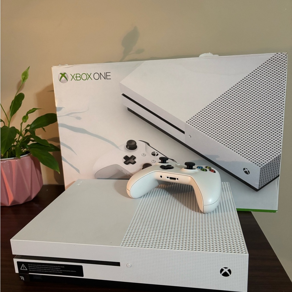 Xbox One White Console with Controller